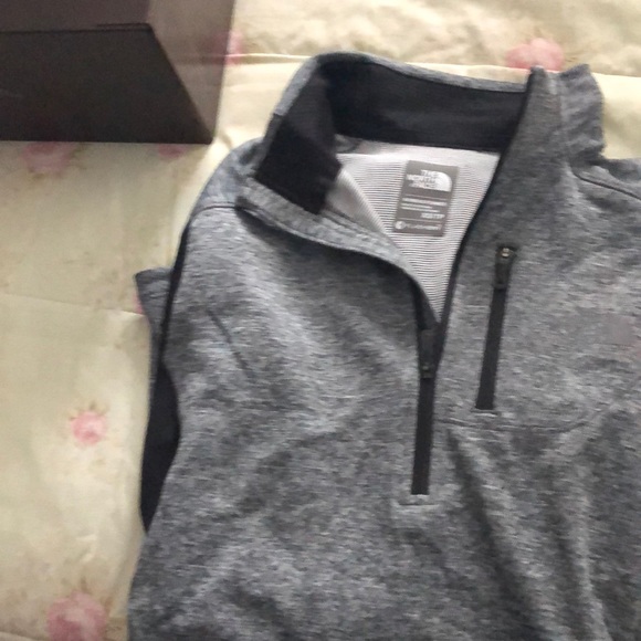 North Face Performance pullover - Picture 3 of 4